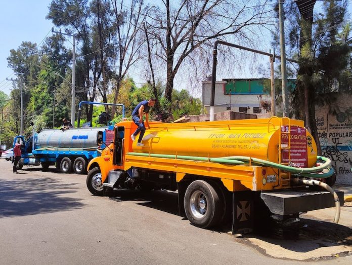 Water tanker in Mexico City filling up from a well in Itzapalapa neighborhood.