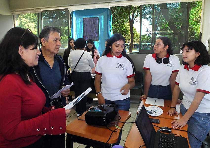 Girls from Cocula, Jalisco participate in technology fair