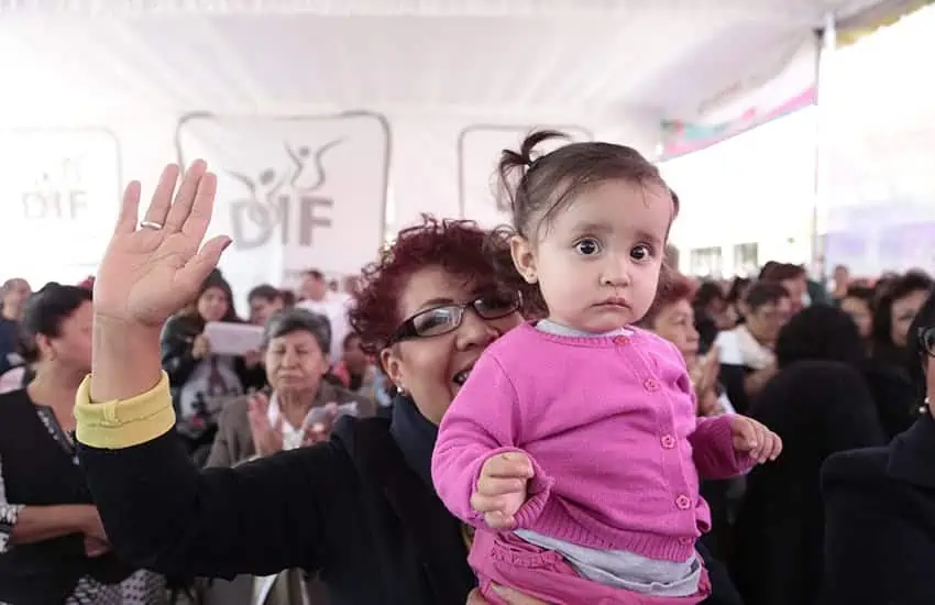 mother and child at DIF family services agency in Mexico City