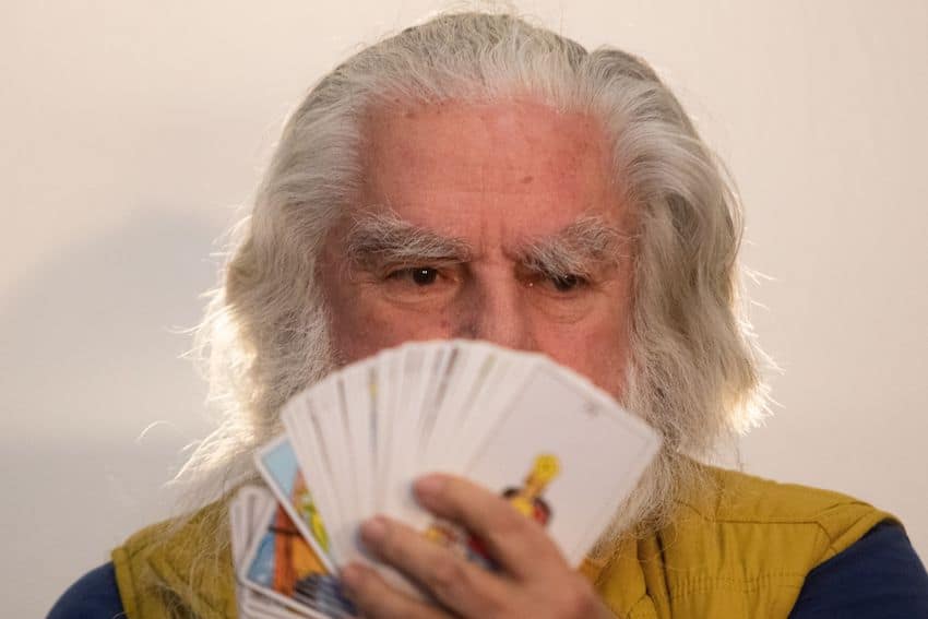 El Brujo Mayor reading tarot cards