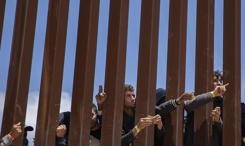 Migrantes en la frontera entre Estados Unidos y México en Tijuana el 11 de mayo.