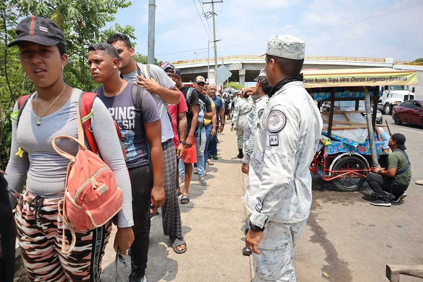 INM and Guardia Nacional agents move migrants in Tapachula.