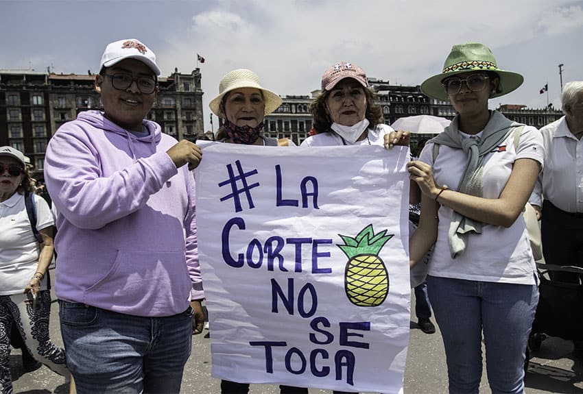 Defense of the Mexican Supreme Court march in Mexico City