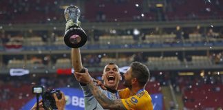 Tigres holding up the trophy.