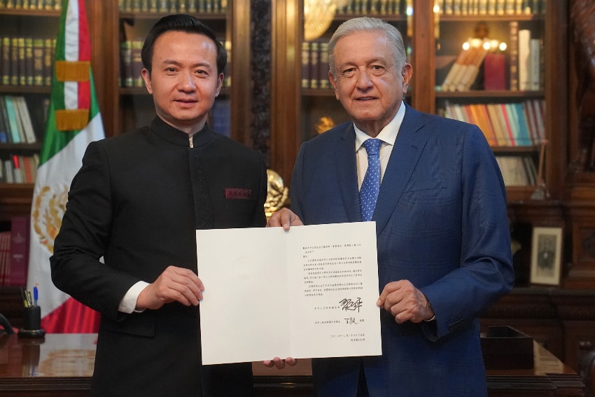 China's ambassador to Mexico with AMLO