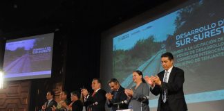 dignitaries applauding presentation on planned Isthmus of Tehuantepec project in Mexico