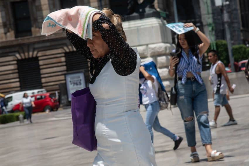 La gente se protege del sol en la Ciudad de México