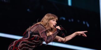 Taylor Swift singing