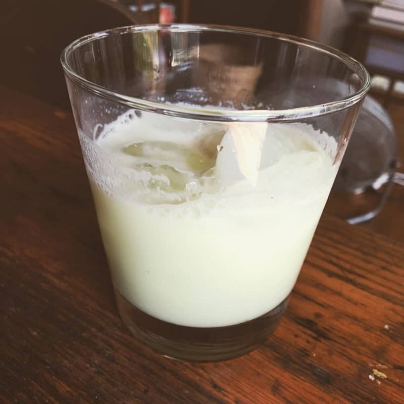Brazilian lemonade in a glass.