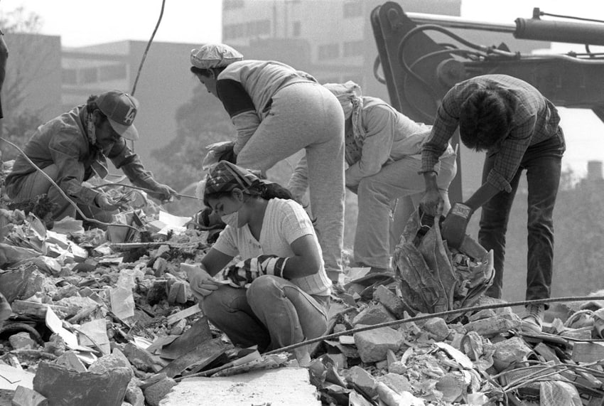 People searching the rubble in Mexico City 