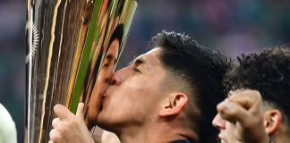 Gímenez kissing the Gold Cup