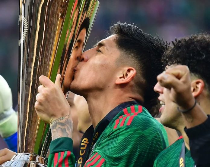 Gímenez kissing the Gold Cup