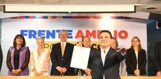 Silvano Aueroles displays registration for Frente Amplio por Mexico