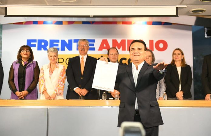 Silvano Aueroles displays registration for Frente Amplio por Mexico