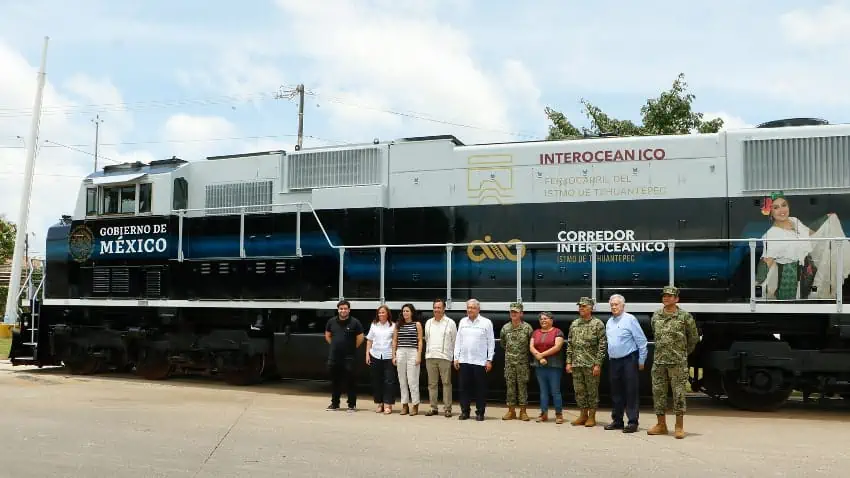 AMLO presents first interoceanic railway automobile in Veracruz