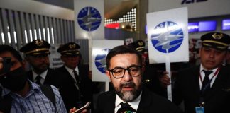 Humberto Gual speaks at Aeromar strike