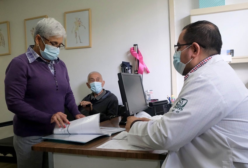 Doctor sees a patient at an IMSS hospital.