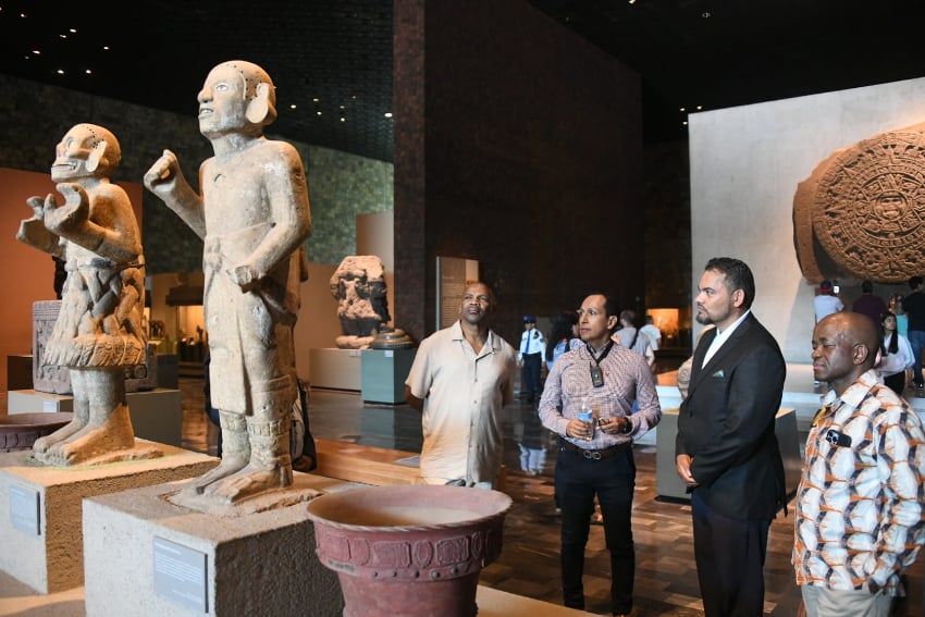 Potts visita el Museo Nacional de Antropología en la Ciudad de México