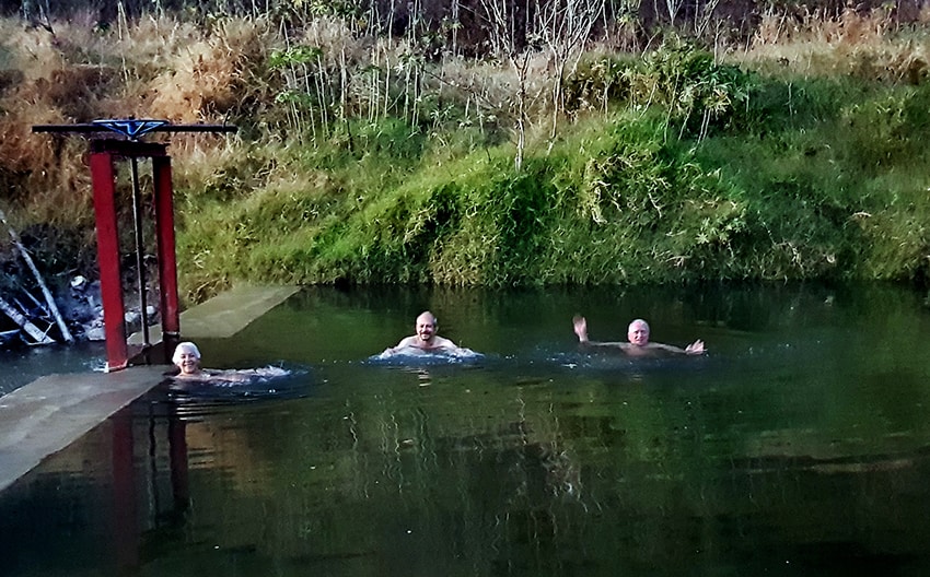 Una presa baja que cruza el río Salado crea una gran piscina en el Parque la Hiedra.