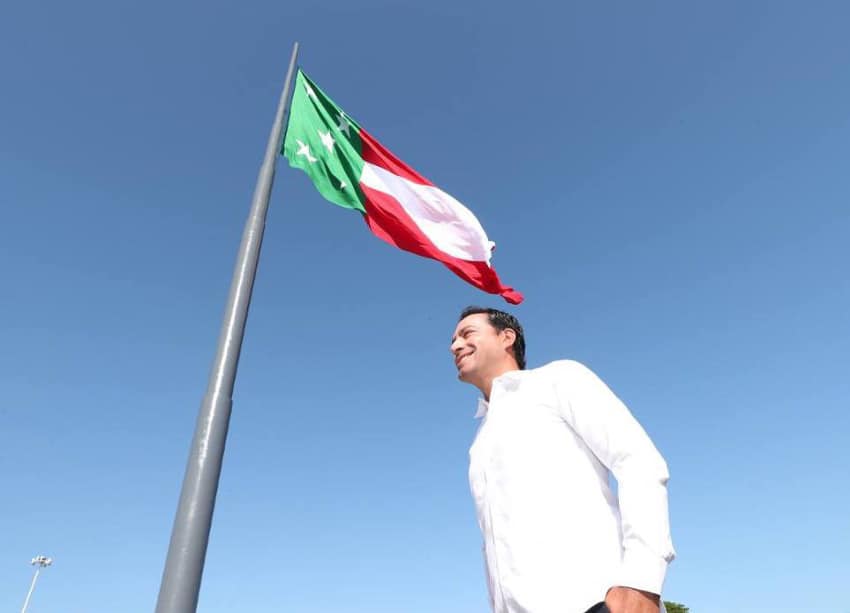 Mauricio Vila with the Yucatán flag