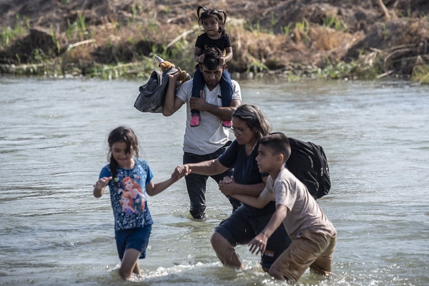Migrant family attempts to cross Rio Grande
