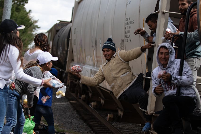 Migrantes en un tren de mercancías