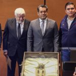 Jaime Maussan and others around an alleged alien corpse