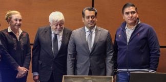 Jaime Maussan and others around an alleged alien corpse