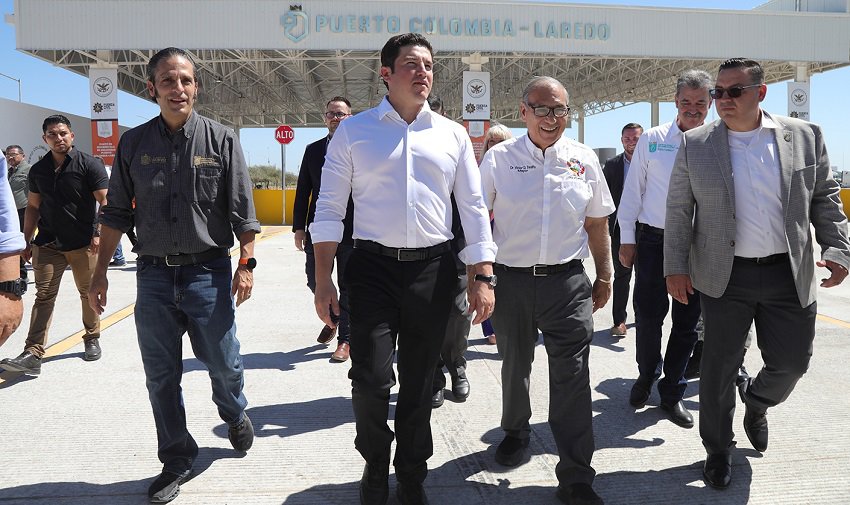 Samuel García and officials in front of the Puerto Colombia checkpoint