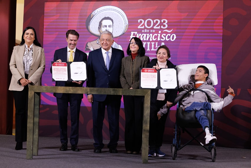 AMLO with government officials