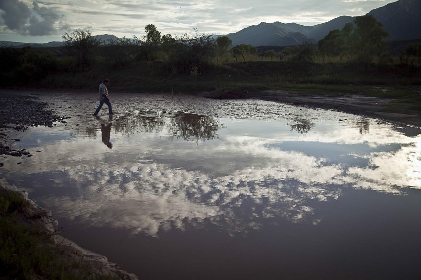 Man crosses the Sonora River