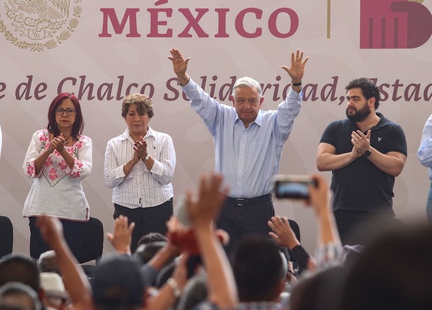 AMLO waving