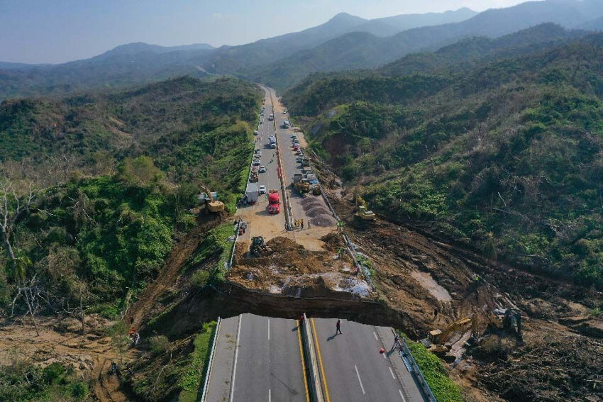 Daños en carretera cerca de Acapulco