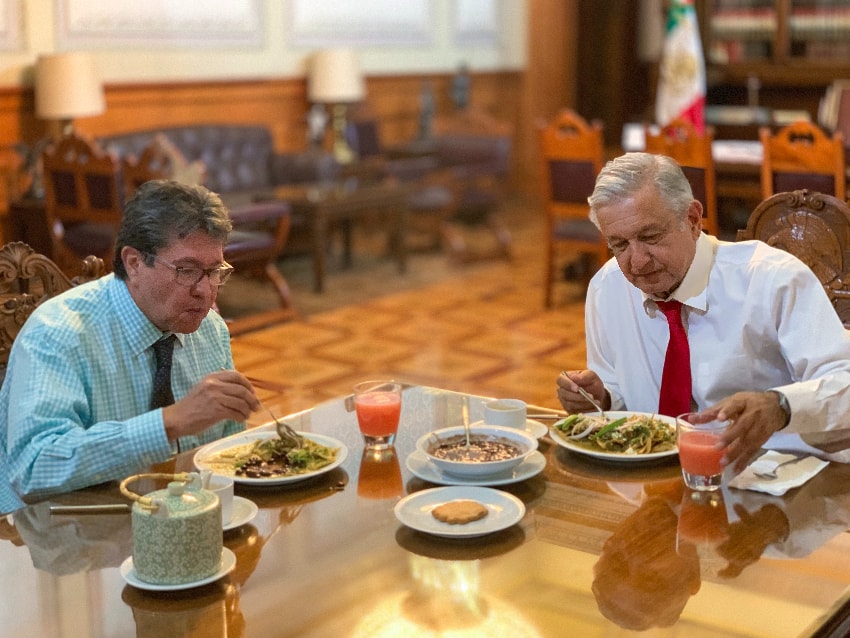 AMLO eats breakfast with Ricardo Monreal