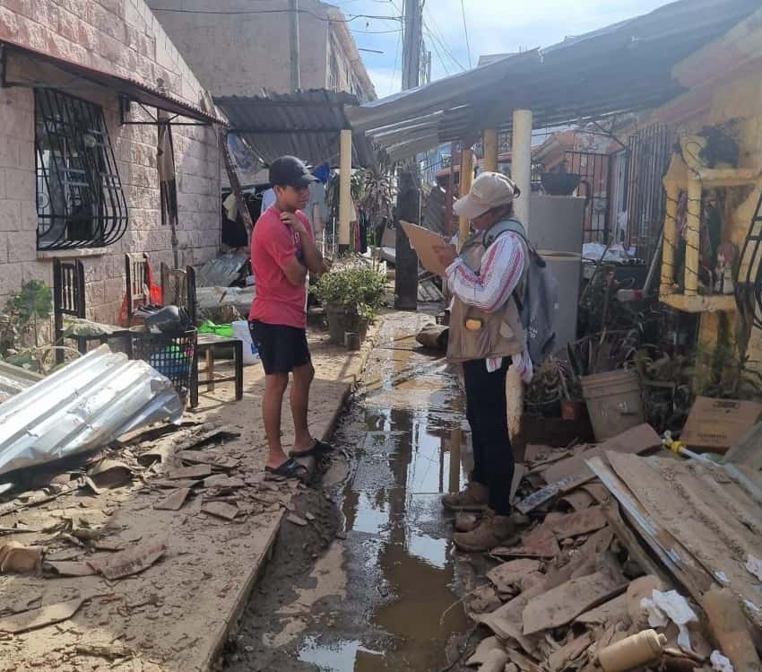 Government workers go house to house in Acapulco