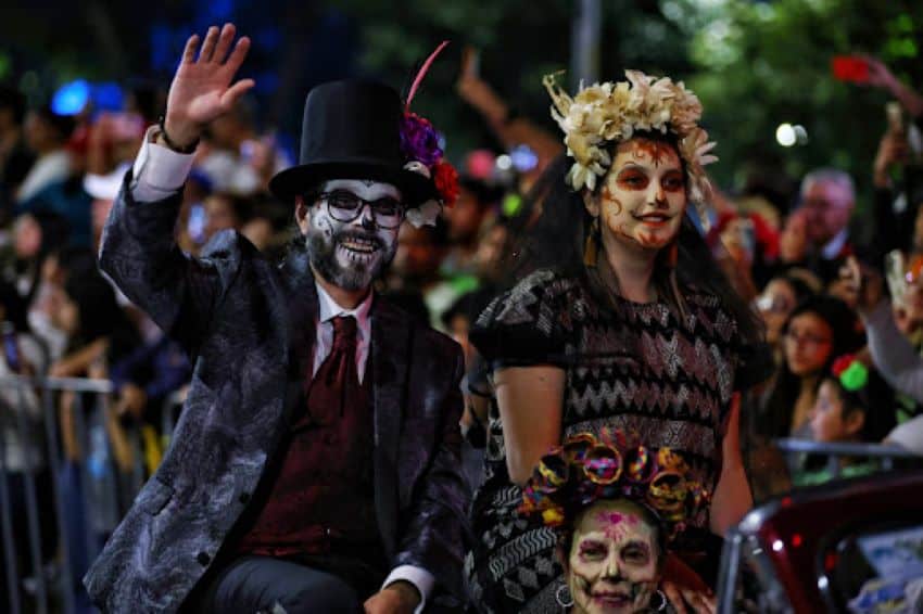 El domingo, participantes y espectadores se mostraron con sus mejores galas. "traje de esqueleto" para el enorme desfile de Catrinas (o esqueletos).