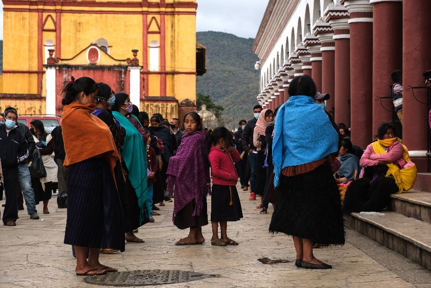 Personas esperando transferencias bancarias en Chiapas