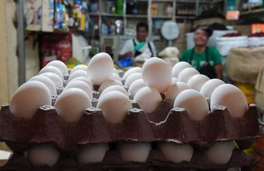 Huevos a la venta en el mercado