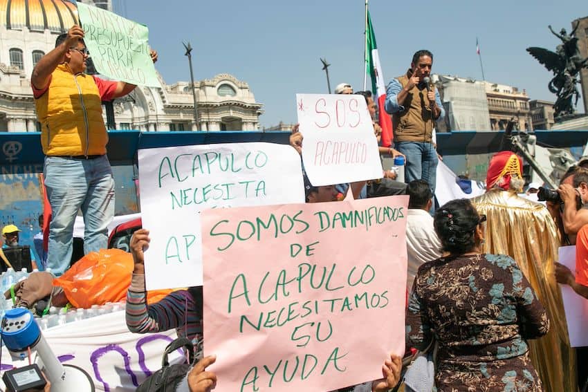 Manifestantes por la reconstrucción de Acapulco
