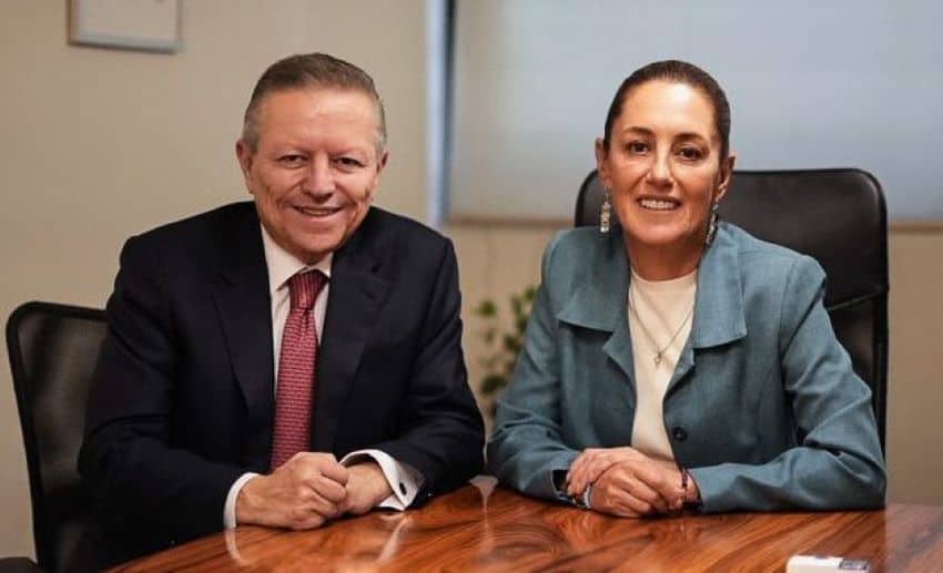 Arturo Zaldívar poses with then-candidate Claudia Sheinbaum