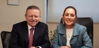 Arturo Zaldívar poses with then-candidate Claudia Sheinbaum