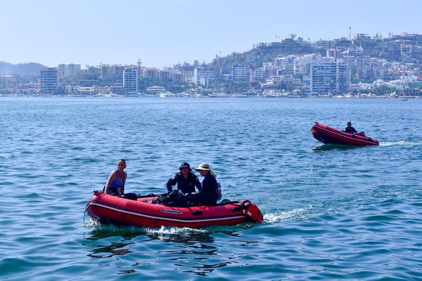 Marine rescue in Acapulco bay