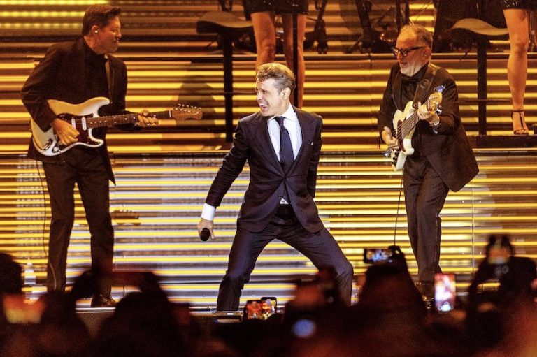 Pop star Luis Miguel on tour