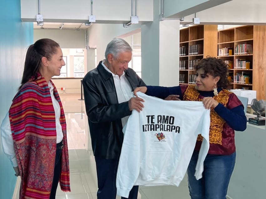 Brugada presents the president with a "I love Iztapalapa" sweatshirt at an event celebrating her Utopias program.