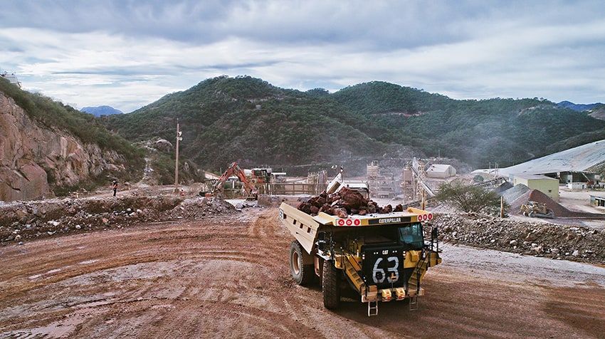 Maquinaria pesada en una mina en las montañas.