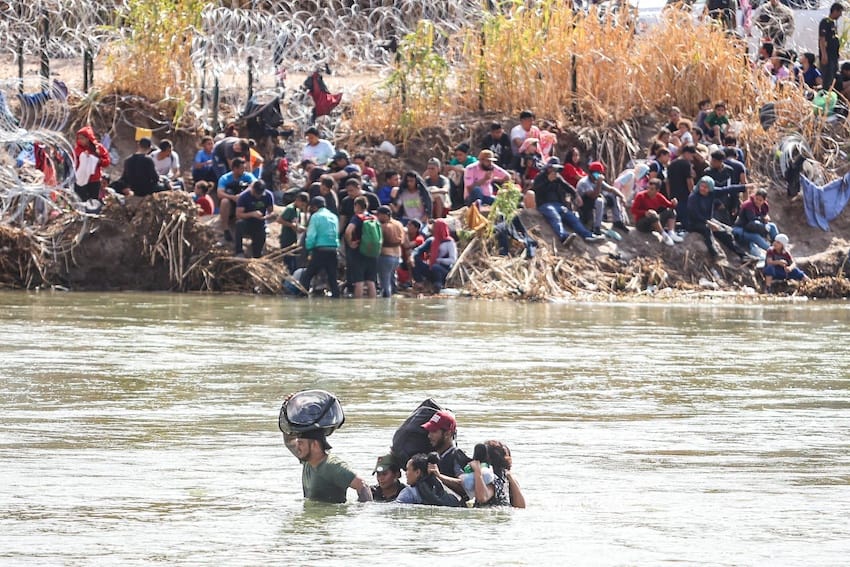 Migrant river crossing Coahuila