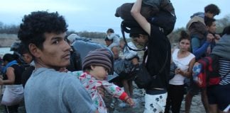 A group of migrants near the Río Bravo