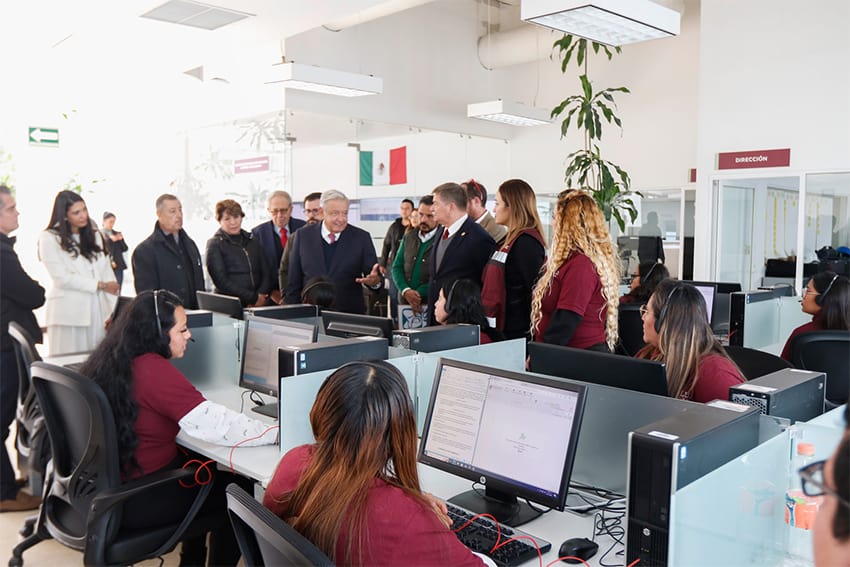 AMLO greets office workers who sit at computers