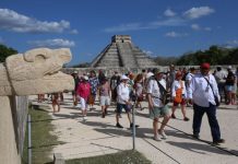 Foreign tourists enjoy Chichén Itzá in Yucatán, Mexico