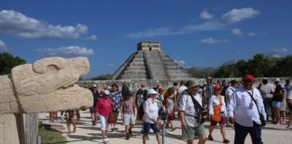 Foreign tourists enjoy Chichén Itzá in Yucatán, Mexico